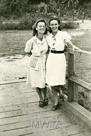 KKE 165.jpg - Alicja Orzechowska ( z lewej) z Ireną Nahorną nad Jeziorem Długim, Olsztyn 1946 r.